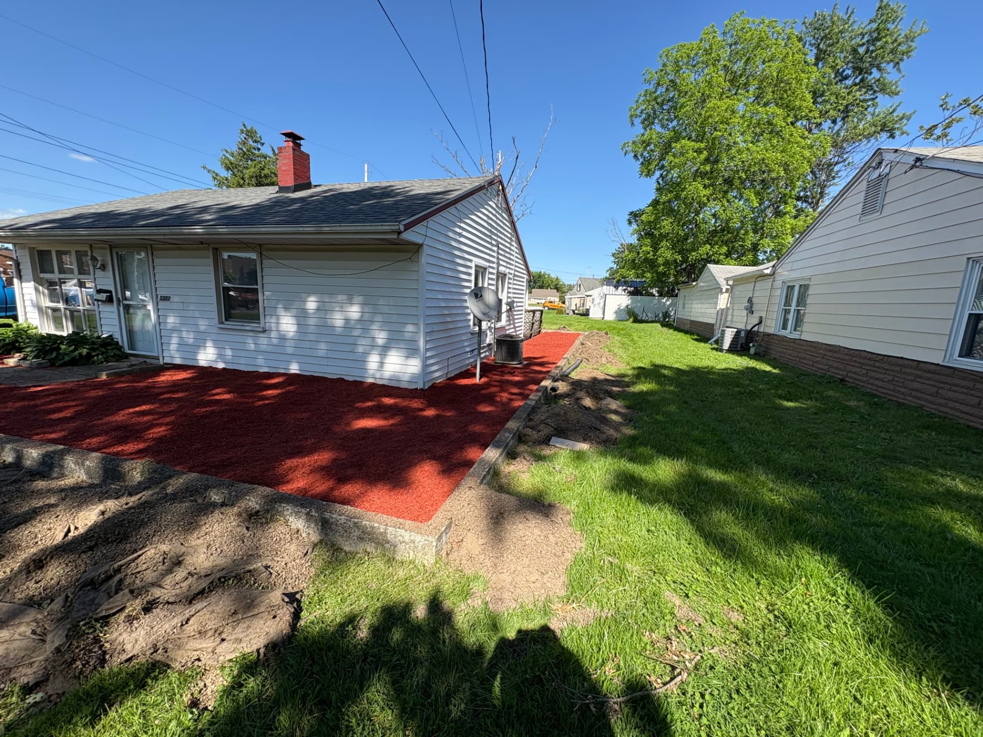 Side yard finished with new mulch bed and clean edging